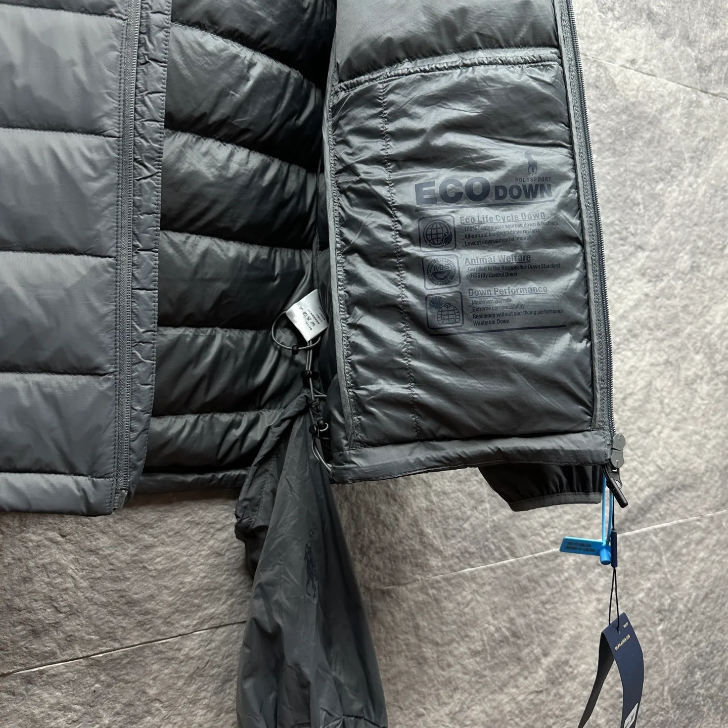 P700 Ralph Lauren 2025 new style hooded down jacket for couples with pony embroidery 🍃 High version top quality 🍃 90 white duck down Vacuum filling Exquisite craftsmanship Coated custom fabric Painted nylon lining Logo letter embossed Double-layer lining No running velvet No velvet Loose fit to cover the flesh and make you look slim Refuse to be bloated and energetic to go out Super practical The upper body effect is natural, casual and comfortable ~ Color: black gray Size: M-3XL
